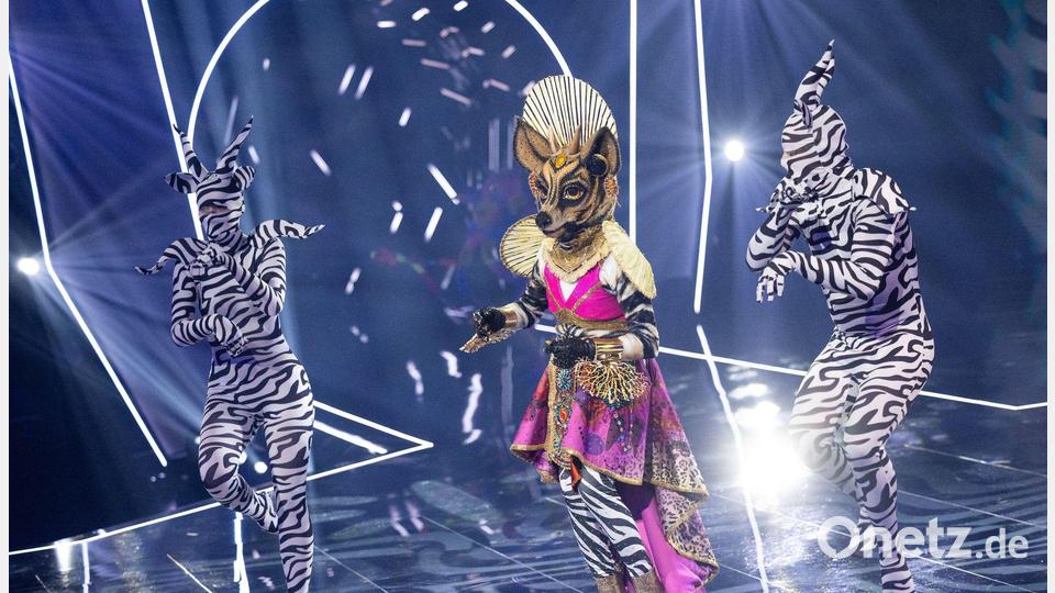 Die Figur „Das Okapi“ in der Prosieben-Show „The Masked Singer“. Bild: Rolf Vennenbernd/dpa