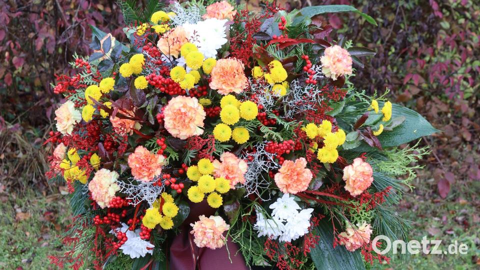 Zum Totengedenken legte der VdK diesen Kranz in gedeckten Herbstfarben nieder. Bild: mfh