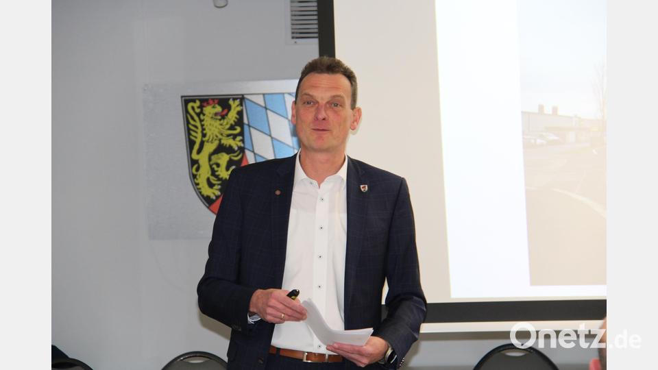 Nach 30 Minuten Rechenschaftsbericht von Bürgermeister Ernst Schicketanz und ein paar Fragen der anwesenden Bürgerinnen und Bürger war die Bürgerversammlung nach nur 45 Minuten wieder zu Ende. Bild: prh