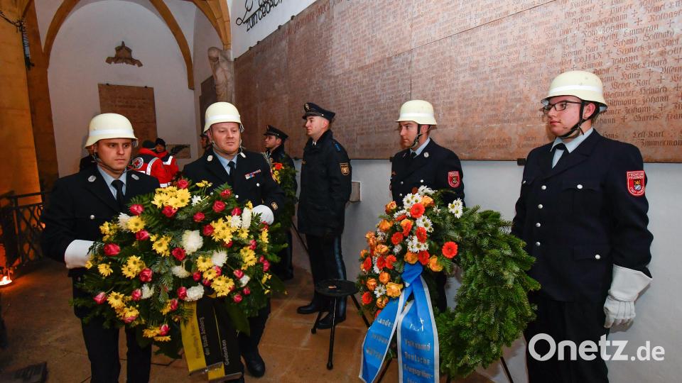 Beim Volkstrauertag in Amberg auf dem Marktplatz legten Verbände, Vereine und Soldaten der Bundeswehr Kränze nieder. Bild: Petra Hartl