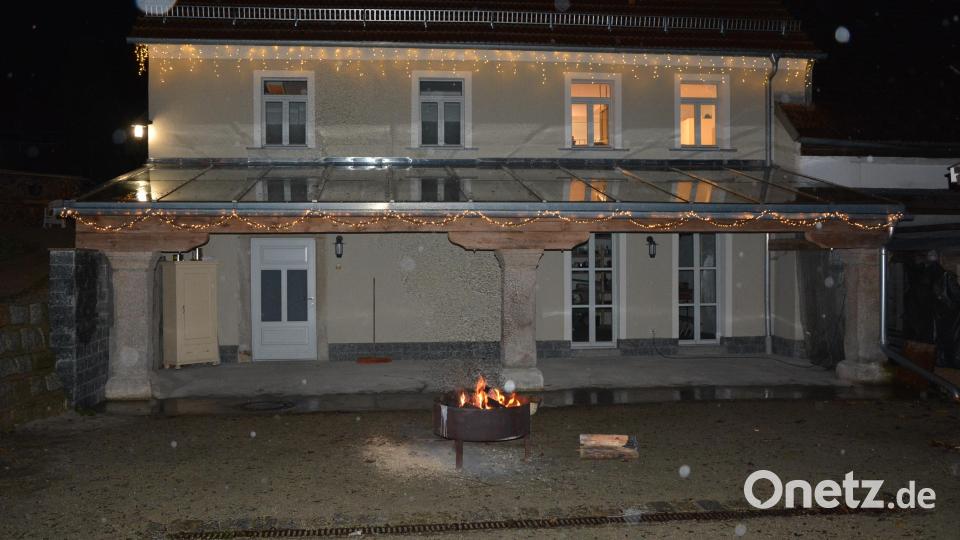 Das vorweihnachtlich geschmückte Imkerhaus bildet das Zentrum des 1. Leonberger Imkerglühmarktes. Bild: jr