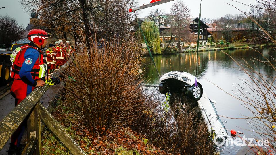 Ein Kran hebt am Sonntag in den frühen Morgenstunden den Wagen aus dem Hammersee. Bild: Hösamer