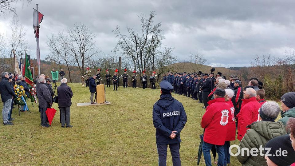 Die Totengedenkfeier in Rosenberg lief unterhalb des Ehrenmals auf dem Schlossberg ab. Bild: mfh