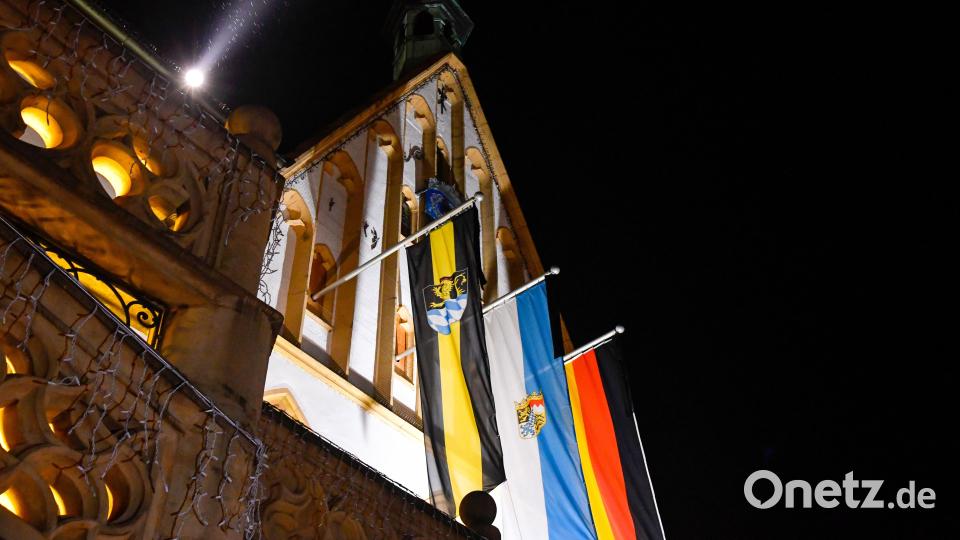 Beim Volkstrauertag in Amberg auf dem Marktplatz gab es am Rathaus eine Trauerbeflaggung. Bild: Petra Hartl