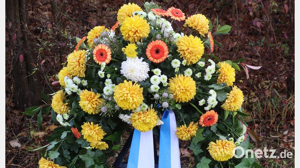 Der Kranz der Soldaten und Reservistenkameradschaft leuchtete in Gelb mit den Kontrastfarben blau-weiß für die Spruchbänder. Bild: mfh