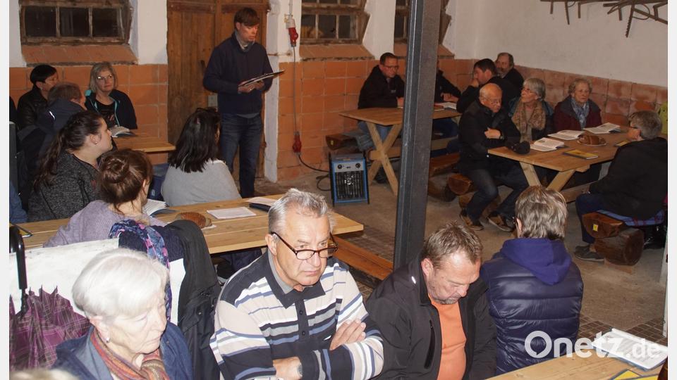 Gemeindereferent Christian Glaser bei der Andacht im Stall des Bergweberhauses. Bild: Höcherl/exb