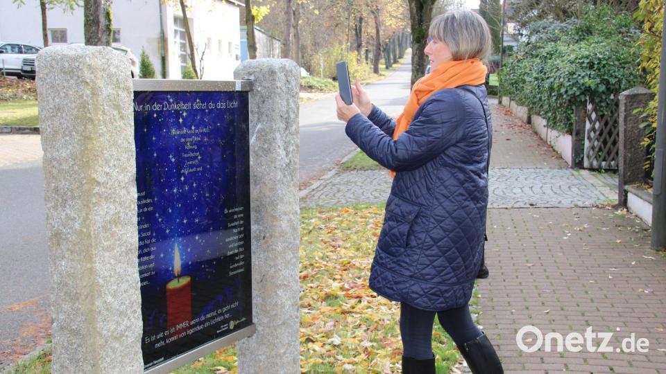 Von angebrachten QR-Codes können an jeder der sieben Stationen des Meditationswegs in der Felixallee besinnliche Texte auf das Handy geladen werden. Auf Youtube gesprochen wurden sie von Roswitha Jobst. Bild: prh