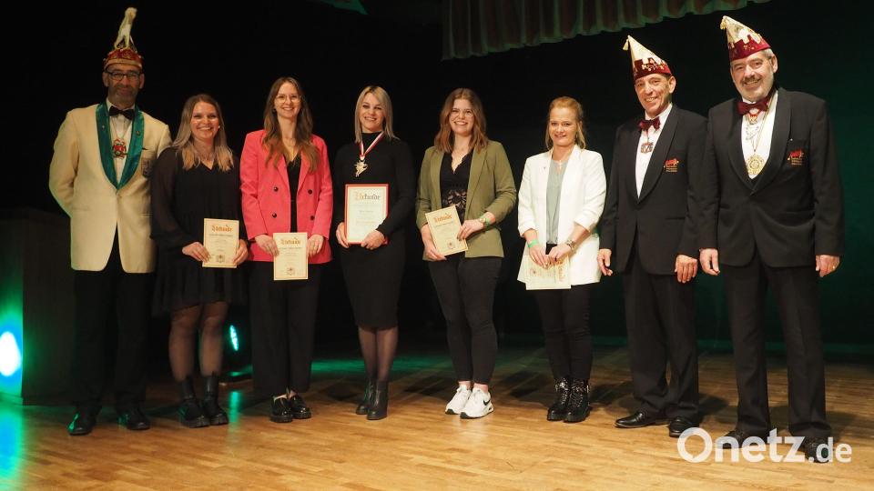 Ehrungen bei der Faschingsgesellschaft Auerbach (von links): Vorsitzender Martin Steiner, Antonia Küffner, Eva Maria Schübel, Christina Wagner, Michelle Schwarz, Nadine Hetz sowie Alexander Maisel und Günter Fennerl vom Fastnachtsverband Franken. Bild: kek