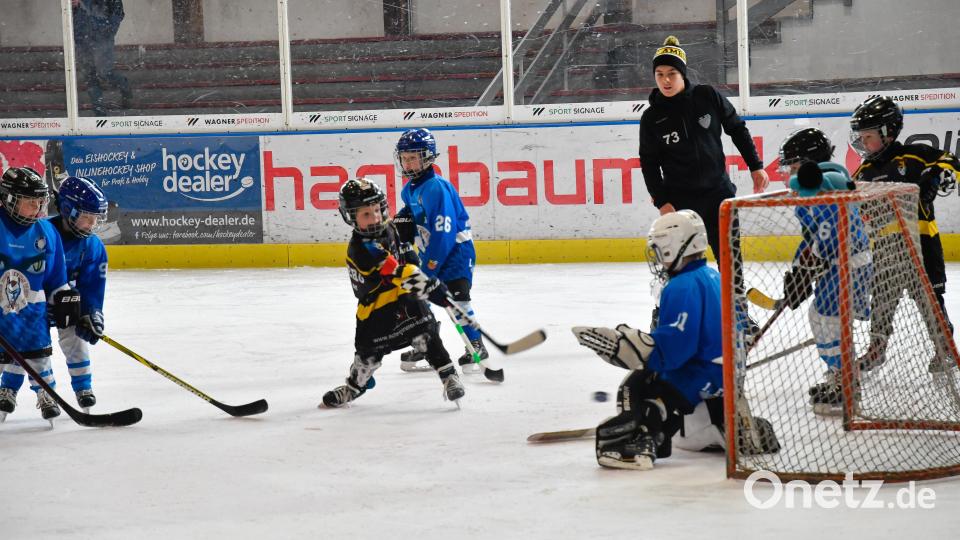 Die Eisfläche gehörte beim Kids-Day den jüngsten Eishockey-Spielern der Vereine aus Amberg, Weiden, Regensburg und Selb. Bild: Petra Hartl