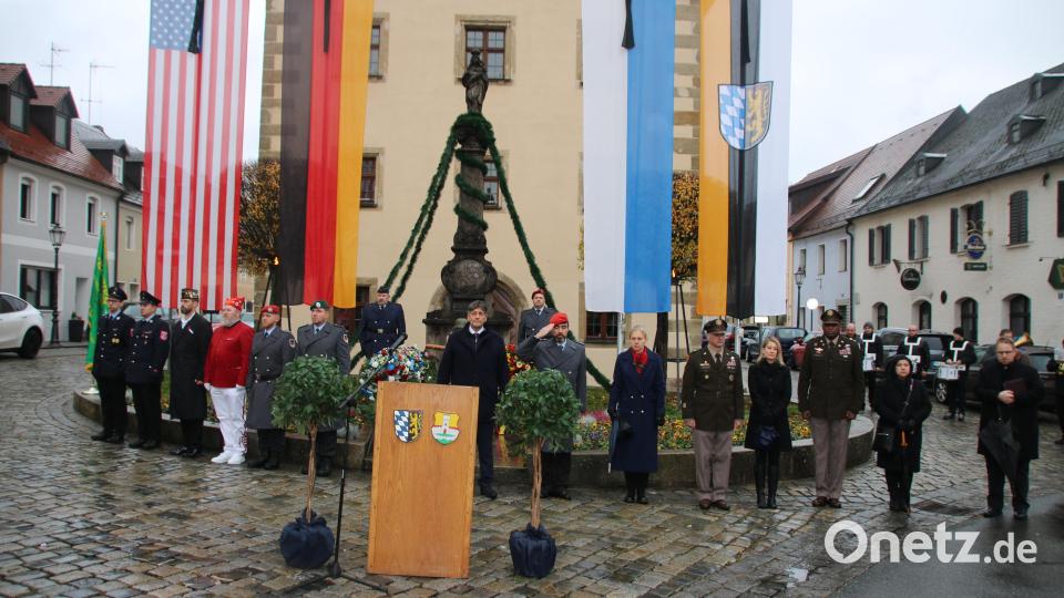 Vertreter der Stadt, der Bundeswehr und der US-Armee gedenken am Volkstrauertag vor dem Rathaus der Toten der Weltkriege und der Krisen auf der Welt. Bild: sne