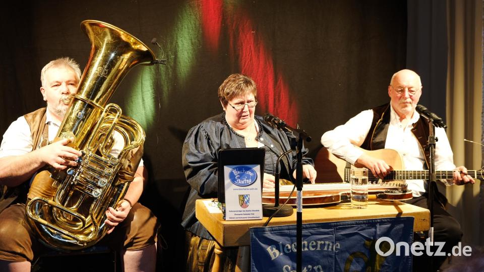 &quot;Uns ko ma halt schlecht überseng&quot; stellten sich die drei Musikanten der &quot;Blechernen Saitn&quot; humorvoll in Schwarzenfeld vor. Bild: mab