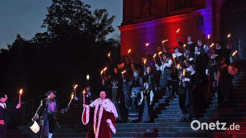 Eine imposante Bühne gaben die Stufen vor dem Hauptportal der Mariahilfbergkirche ab. Im nächsten Jahr wird das Amberger Welttheater beim Wasserrad auf dem Landegartenschaugelände gespielt. Bild: Petra Hartl
