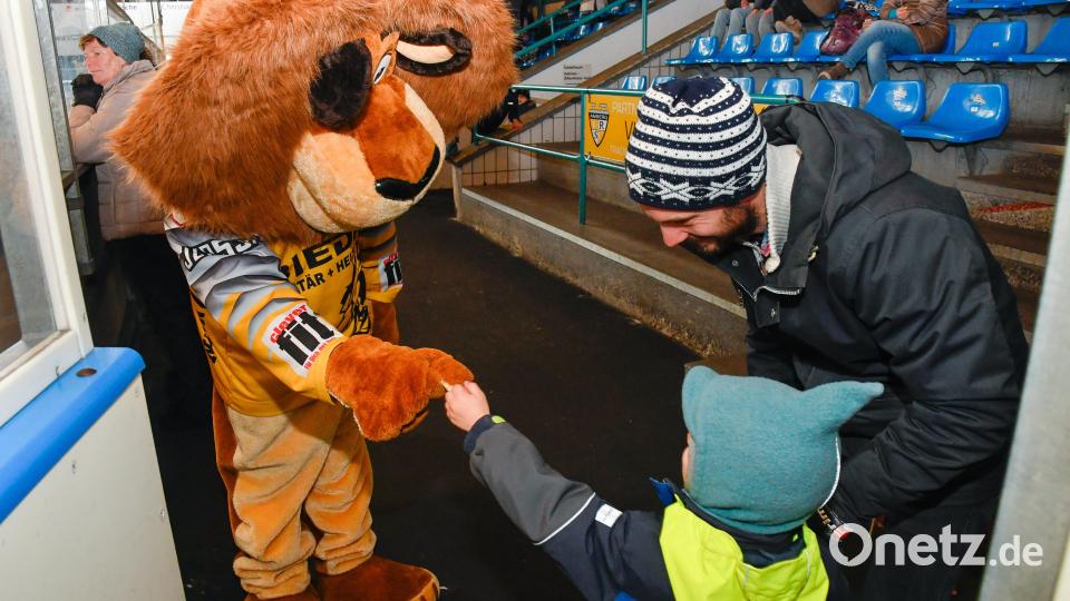 Das Löwenmaskottchen Leo begeisterte beim Kids-Day im Eisstadion. Bild: Petra Hartl