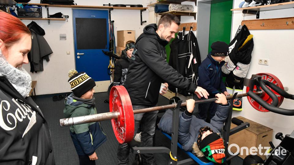 Gäste konnten sich beim BEV-Kids-Day durch die Kabine der ersten Mannschaft des ERSC Amberg führen lassen und den Kraftraum ausprobieren. Bild: Petra Hartl