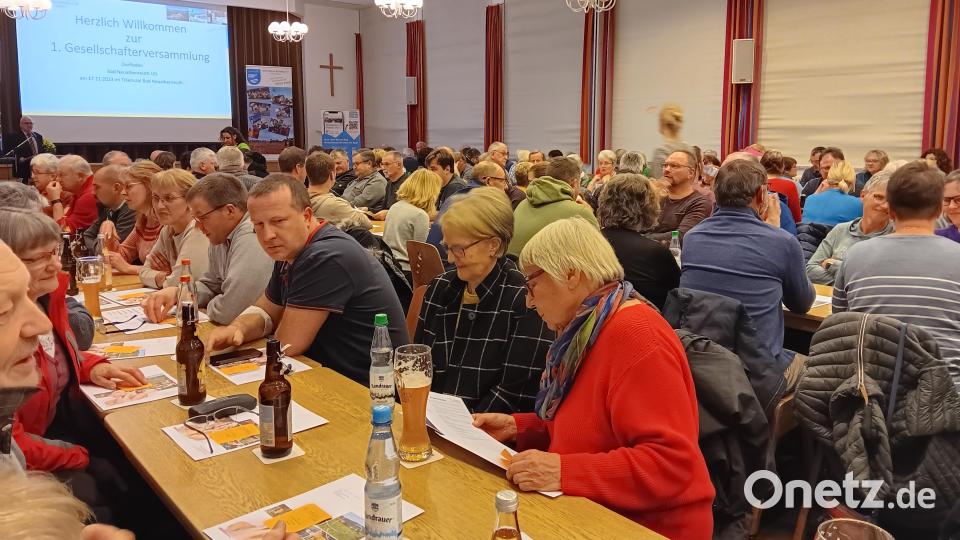 Mehr als die Hälfte aller 273 Dorfladen-Gesellschafter war zur ersten Versammlung in den Tillensaal gekommen. Bild: as