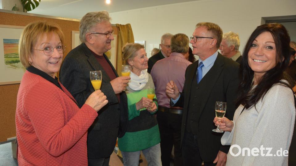Angeregter Plausch unter Kunstfreunden aus Tirschenreuth und Mitterteich. Bild: jr