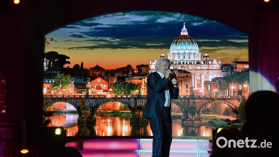 G.G. Anderson singt seinen Hit "Sommernacht in Rom" mit einem Bild Roms im Hintergrund. Bild: bey