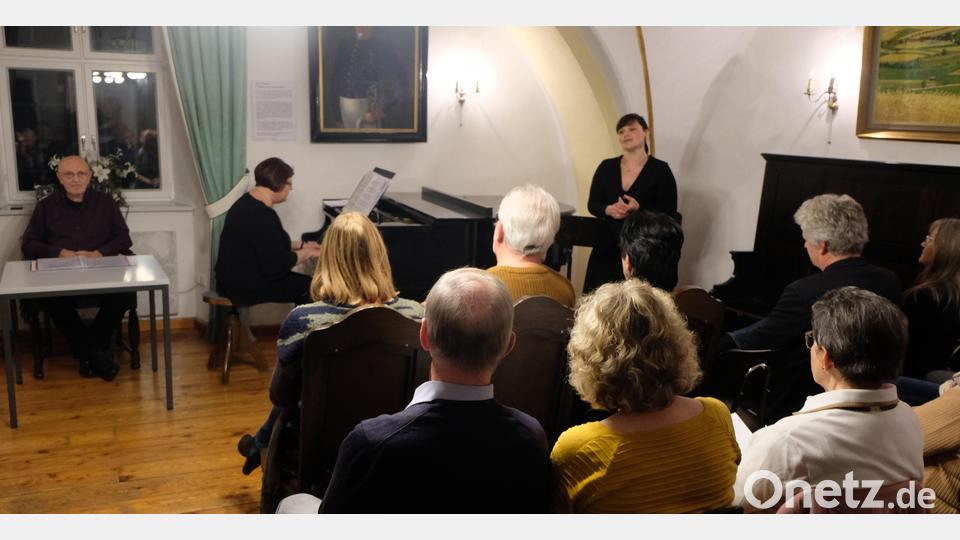 Der gebürtige Flosser Lyriker Manfred Mühlbauer, Klara Bäumler (Klavier) und Maren Gleixner (Gesang) (von links ) gestalteten im Alten Pflegschloss einen besonderen Abend voller Lyrik. Bild: le