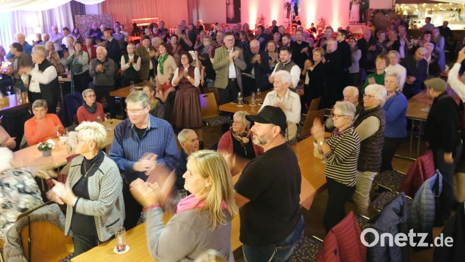 Das Publikum hielt es bei der Zugabe der Schwarzenfelder Blasmusik nicht auf ihren Stühlen Bild: mab