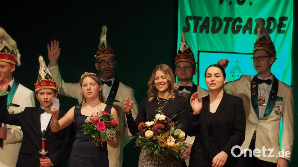 Das Kinderprinzenpaar Johannes Eckert und Fanni Kraus sowie Prinzessin Marina Dirschwigl und Vera Schmidt (vorne, von links), die als &quot;Ersatzprinz&quot; für Matthias Förster einsprang, übernahmen am Freitag die närrische Regentschaft in Auerbach. Bild: kek