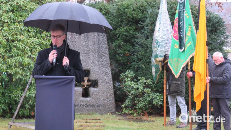 Pfarrer Thomas Kopp eröffnete mit einem Gebet die Gedenkfeier. Bild: adj
