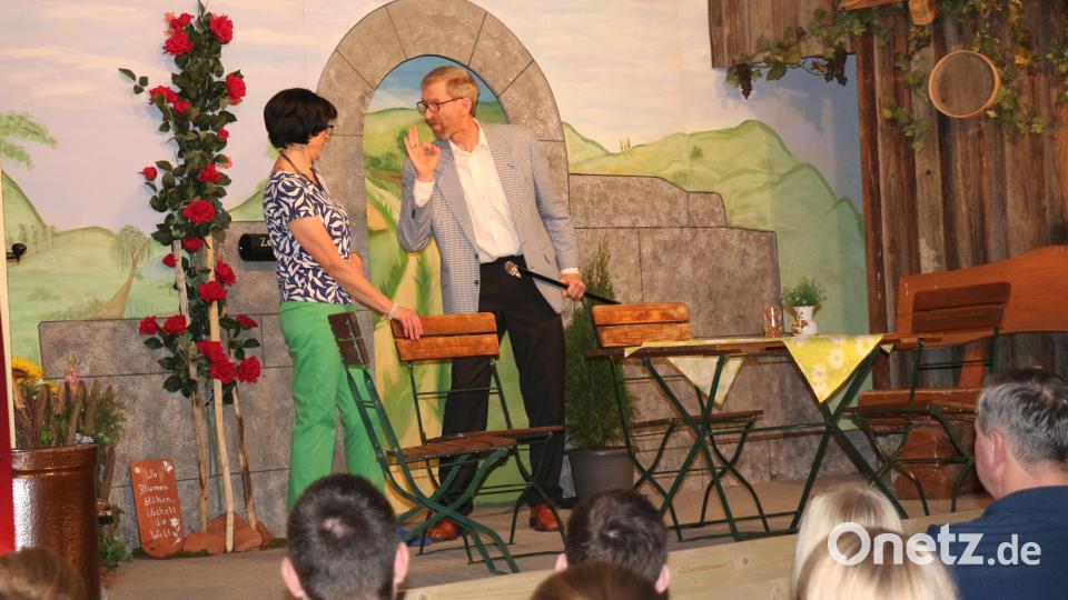 Zwischendrin ging es verschwörerisch zu. Dabei zeigten die &quot;Adeligen&quot; ihr wahres Gesicht. Eine Meisterleistung für beide Schauspieler. Schließlich mussten sie zwei Persönlichkeiten in einer Rolle vereinen. Bild: rpp