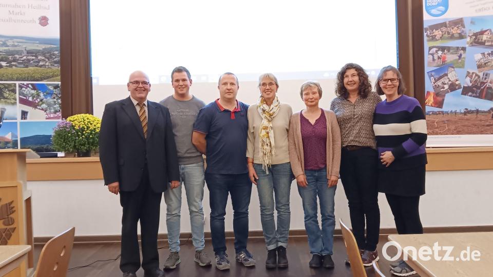 In den Dorfladen-Beirat um Geschäftsführer Klaus Meyer (von links) wählten die Gesellschafter Sebastian Grillmeier, Alexander Wurm, Christine Böhm, Inge Müller, Heidi Löw und Heike Planner. Bild: as