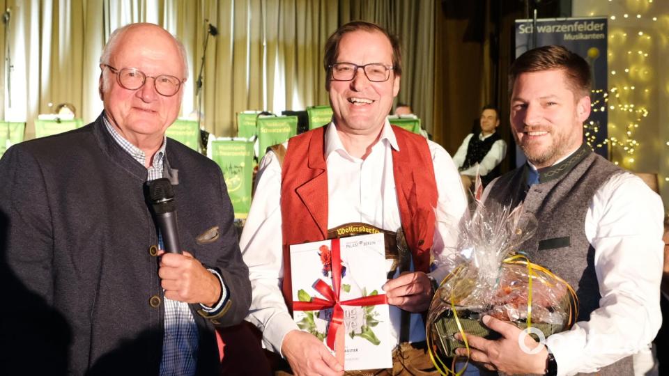 Durch den Präsidenten des Oberpfälzer Kulturbundes, Volker Liedtke (links) und Bürgermeister Peter Neumeier (rechts) wurde dem langjährigen Moderator Sepp Meindl für sein Engagement mit einem Geschenk gedankt. Bild: mab