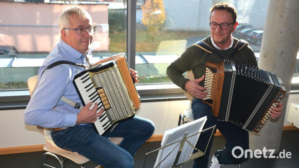 Bernhard Waidhas (links) und Reiner Artmann umrahmten die Vernissage musikalisch. Bild: jr
