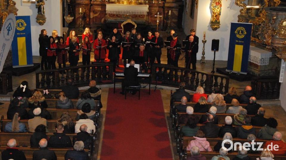 Der Schwandorfer Gospelchor Heavenbound begeisterte in der bis auf den letzten Platz gefüllten Schulkirche das Amberger Publikum. Bild: Gerd Spies