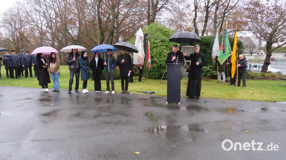 Mahnende Wort von Bürgermeister Ernst Schicketanz am Kriegerdenkmal. Bild: adj