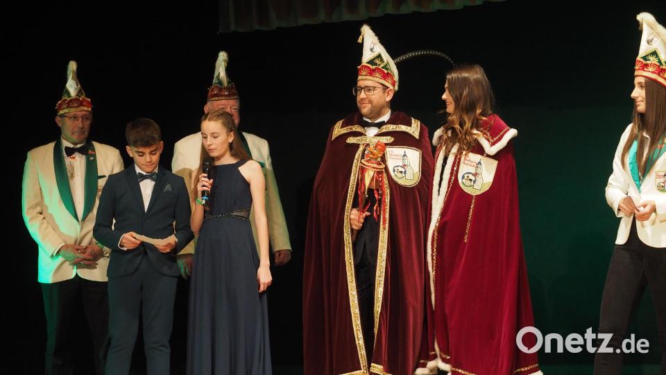 Die Tollitäten der vergangenen Saison, (von links) das Kinderprinzenpaar Axel Wittmann und Jette Gnan sowie das Prinzenpaar Stefan und Julia Kroher, verabschiedeten sich aus dem Amt. Bild: kek
