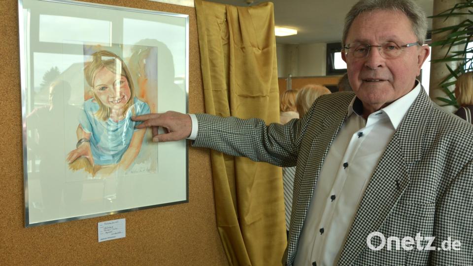 Seit 15 Jahren ist Hans-Günther Pietschmann künstlerischer Leiter des Mitterteicher Malkreises. Hier zeigt er eines seiner ausgestellten Werke. Bild: jr