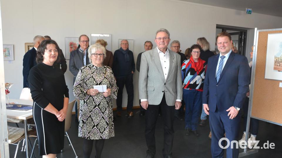 Die Leiterinnen des Mitterteicher Malkreises, Nicole Schuller und Helga Müller, zusammen mit dem künstlerischen Leiter Hans-Günter Pietschmann und Bürgermeister Stefan Grillmeier (vorne, von links). Bild: jr