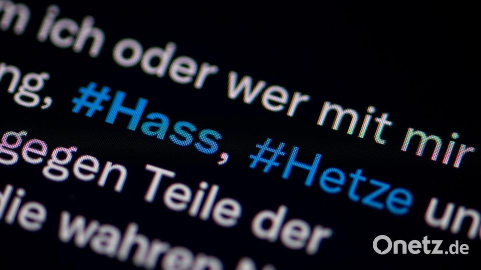 Auf dem Bildschirm eines Smartphones sind die Hashtags Hass und Hetze in einem Twitter-Posting zu sehen. Symbolbild: Fabian Sommer/dpa