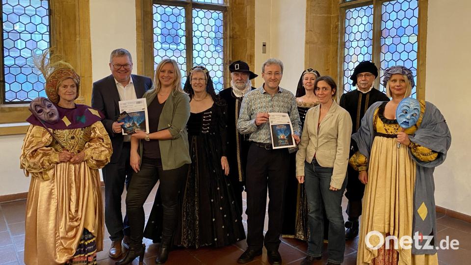 Die Leute vom Welttheater sind wieder da! Zum Start von Proben und Ticketverkauf kamen sie zusammen mit Corinna Eisner (Dritte von links) und Wolfgang Fahrnholz (Sechster von links) ins Rathaus. Bild: upl