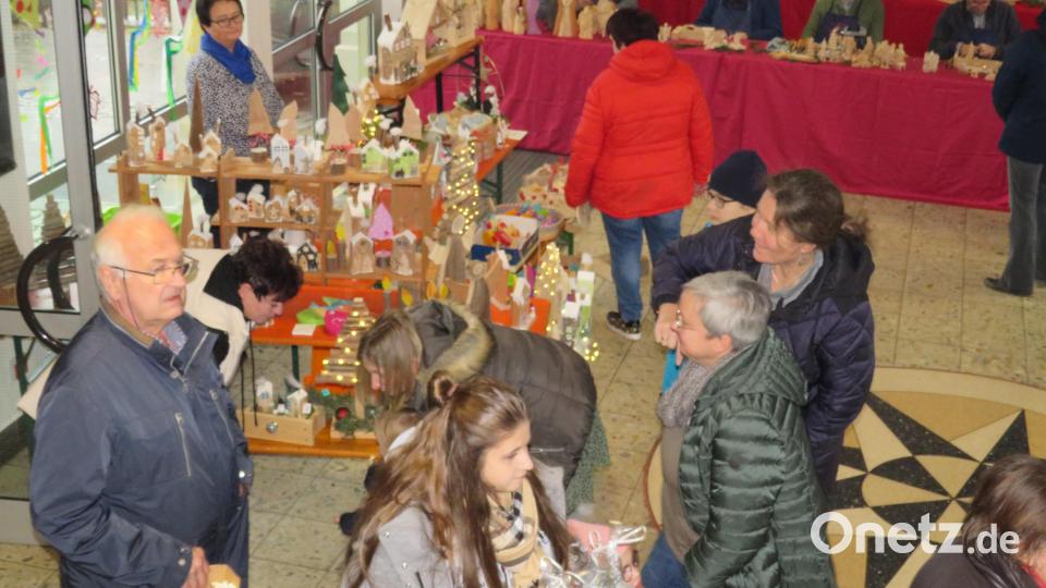 Viele Besucher bewundern beim Hobbyhandwerkermarkt in Altenstadt die Exponate. Bild: adj