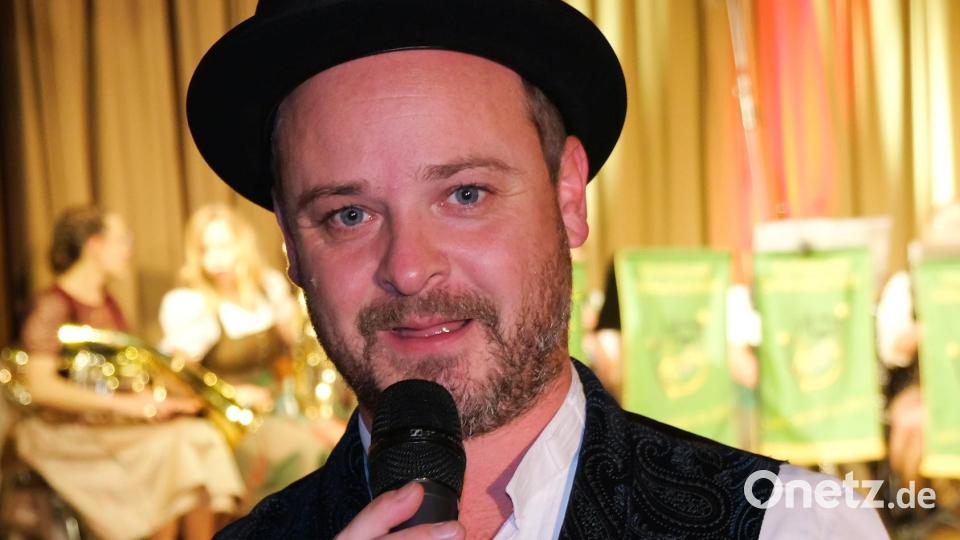 In Höchstform präsentierte sich Moderator und Gstanzlsänger, da Weber Bene, bei seinem Debüt in Schwarzenfeld. Bild: mab