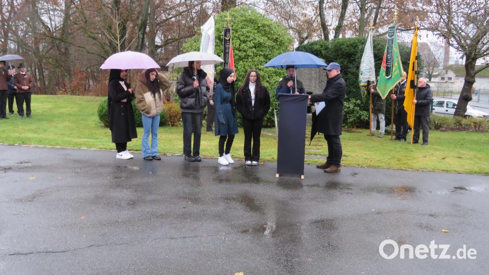 Schülerinnen und Schüler der Mittelschule sprachen nachdenkliche Worte. Bild: adj