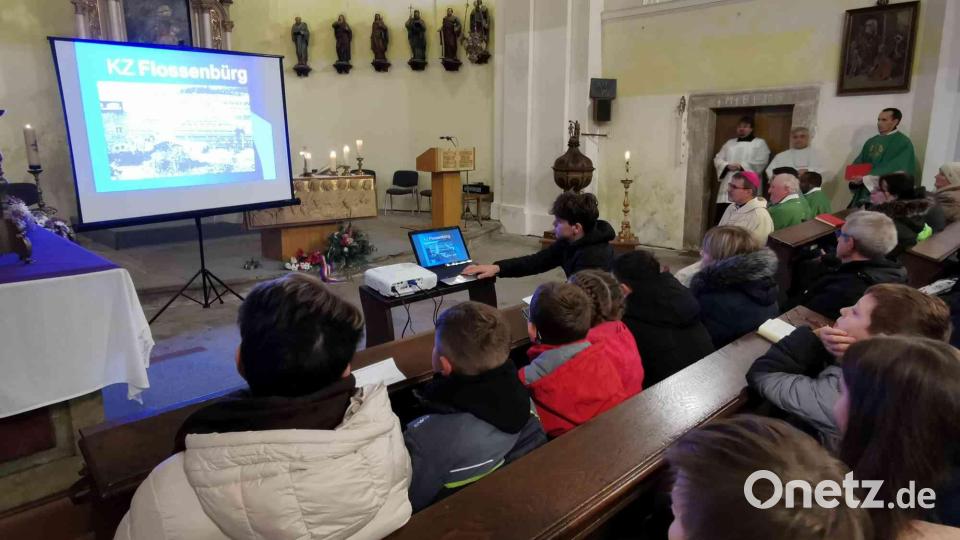 Tschechische Schüler erinnern an Kriege, Terroranschläge und Gräueltaten in der Welt und beten in Bela gemeinsam für Frieden. Bild: gz