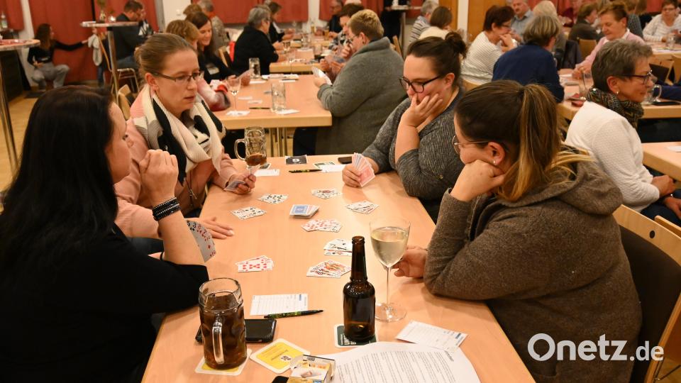 Ein kritischer Blick in die Karten auf der Hand und auf den Tisch, ob man nicht doch noch irgendwo was anlegen könnte, um den Rundensieg für sich zu verbuchen. Bild: kki