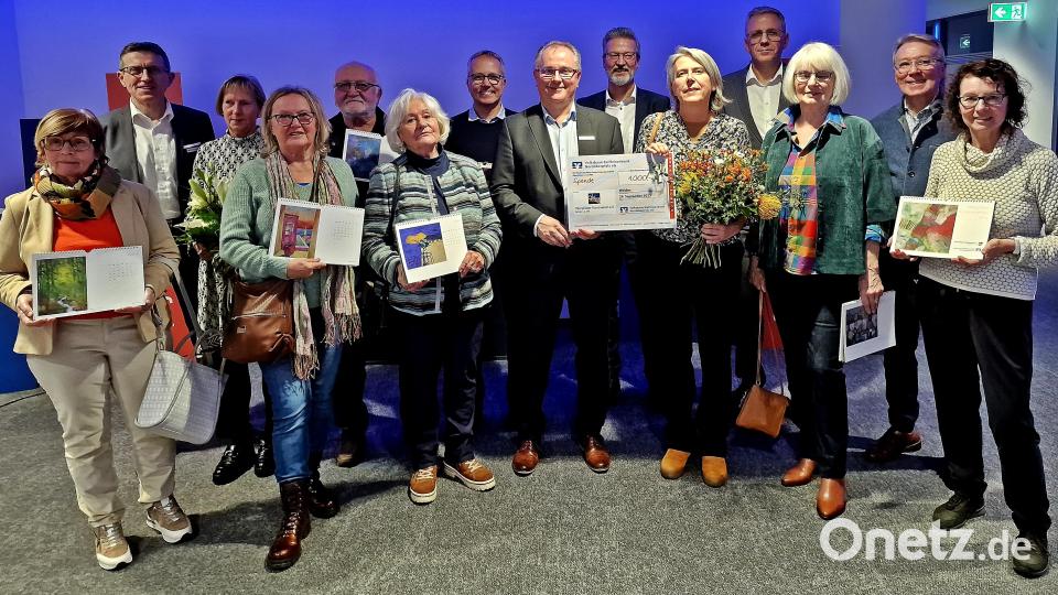 Gruppenbild aller Künstler, die den Kalender mit ihrem jeweiligen Bild zeigt, mit den Ehrengästen. Bild: R. Kreuzer