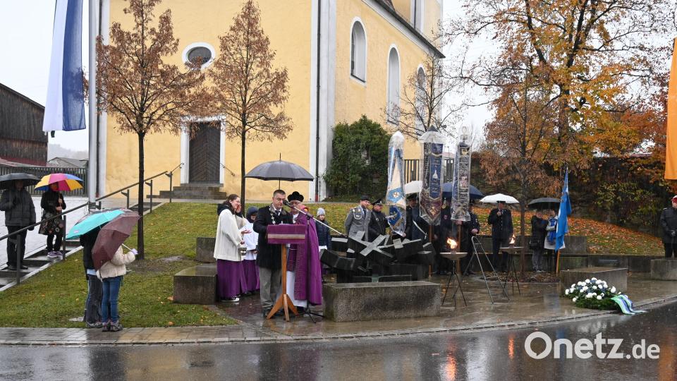 Bürgermeister Dietmar Schaller erinnerte in seiner Ansprache am Kriegerdenkmal, dass Europa in den letzten 75 Jahren die längste Friedensperiode in der Geschichte erlebt hat. Bild: kki