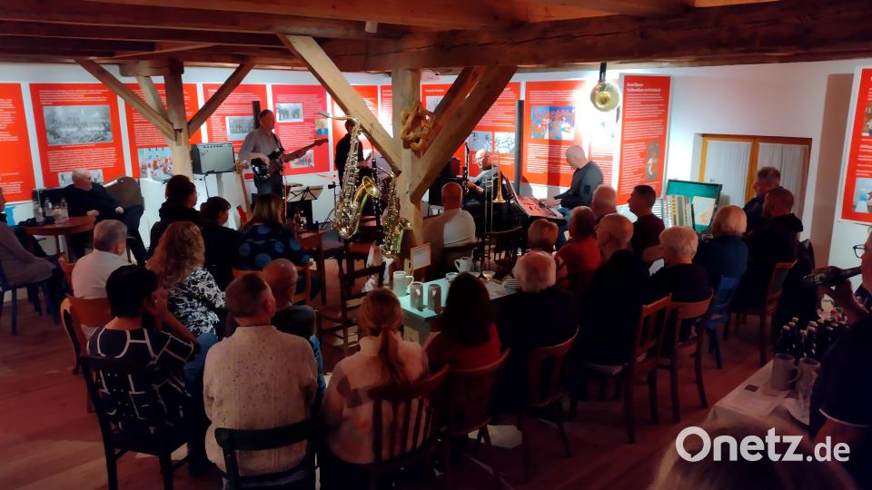 Von Ipanema bis Henneraug: Die Mitwirkenden der Jam-Session beim Taubnschuster begeistern die Zuhörer. Bild: hev