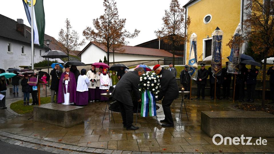 Zweiter Bürgermeister Tobias Forster und Soldat Mario Hönig legten einen Kranz als Zeichen tiefer Verbundenheit mit den Opfern der Kriege aus Vergangenheit und Gegenwart nieder. Bild: kki
