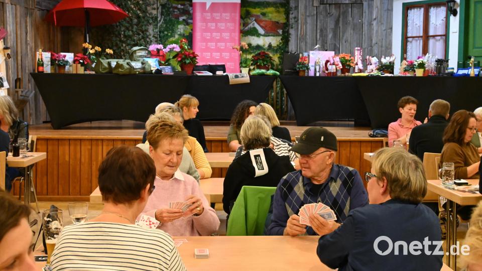 Neben der Senioren-Beauftragen Gerti Ahne (links) nahmen die Einladung zum Rommé-Spiel auch zahlreiche Männer an, um einen der vielen Preise mit nach Hause zu nehmen. Bild: kki