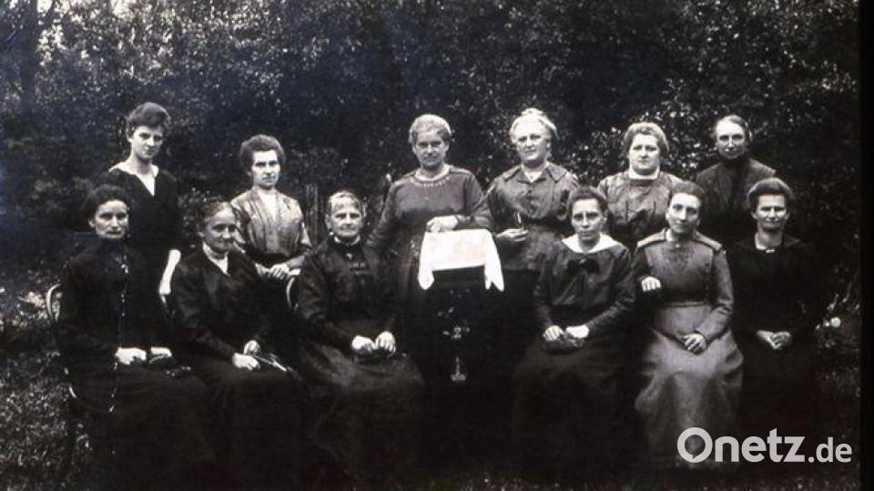 Am 24. November 1913 wurde der Zweigverein Neustadt des katholischen Frauenbundes ins Leben gerufen. Die Weckung der Teilnahme am religiösen Leben und öffentlichen Leben, ambulante Krankenpflege, Koch-, Näh- und Backkurse sowie gesellige Veranstaltungen waren von Anfang an seine Anliegen. Archivbild: Frauenbund Neustadt/WN - Repro: krb