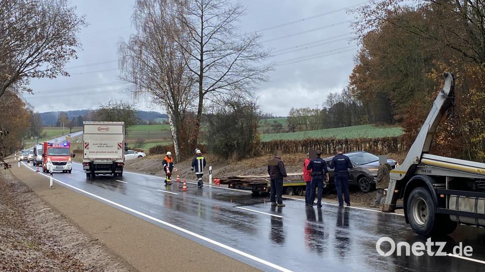 Dem Fahrer des verunglückten Gespanns ist glücklicherweise bei diesem Schleudervorgang nichts passiert. Das neue Bankett ist aber ramponiert. Bild: dob