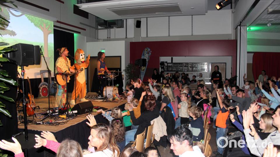 Große Begeisterung lösten Tom Palme und Rodscha aus Kambodscha mit ihrer &quot;Happy Jungle Show&quot; im Foyer der Kemnather Mehrzweckhalle aus. Bild: stg