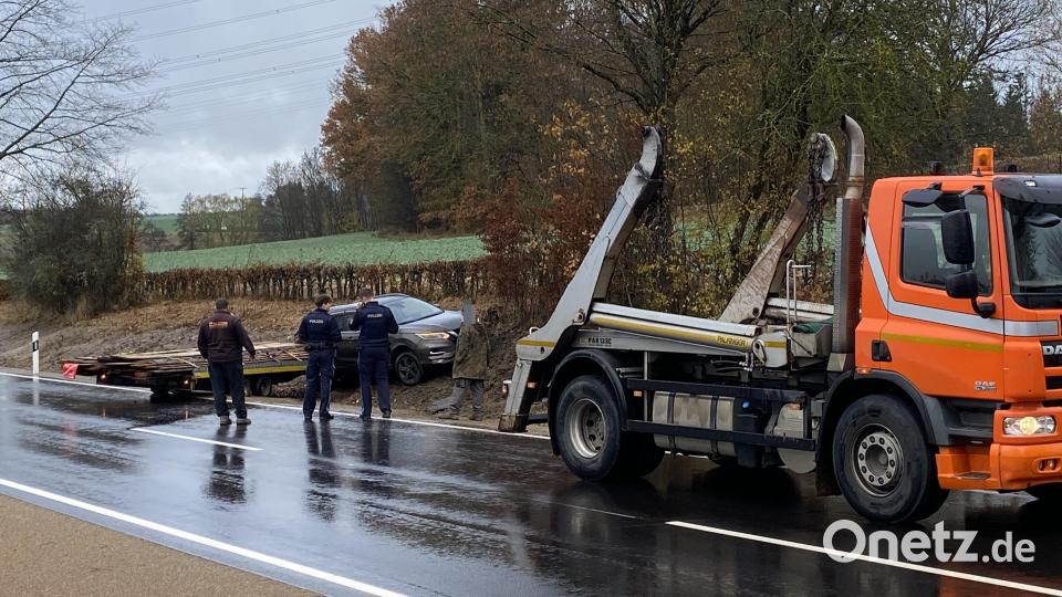 Dem Fahrer des verunglückten Gespanns ist glücklicherweise bei diesem Schleudervorgang nichts passiert. Das neue Bankett ist aber ramponiert. Bild: dob
